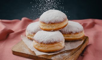 Smikkelbol Berliner Bollen met aardbeienjam